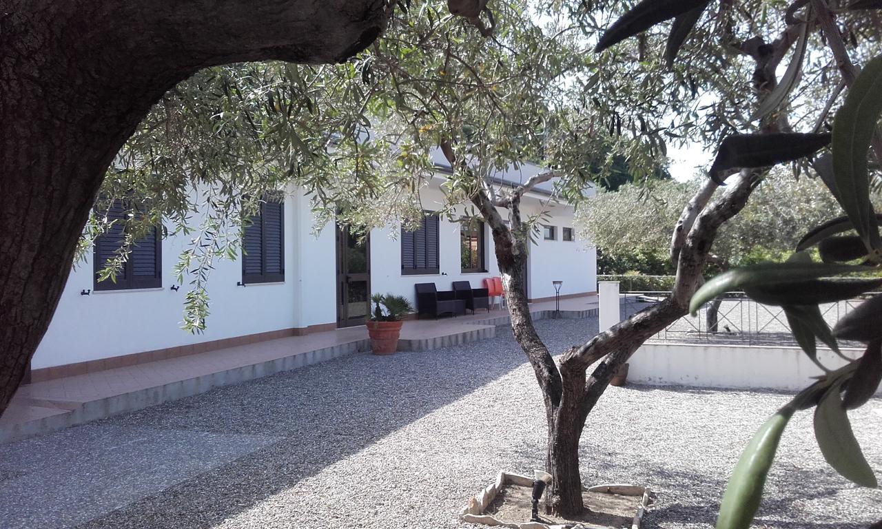 B&B Il Giardino Di Zefiro Gioiosa Marea Buitenkant foto